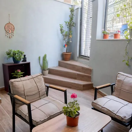 Defne House アパート